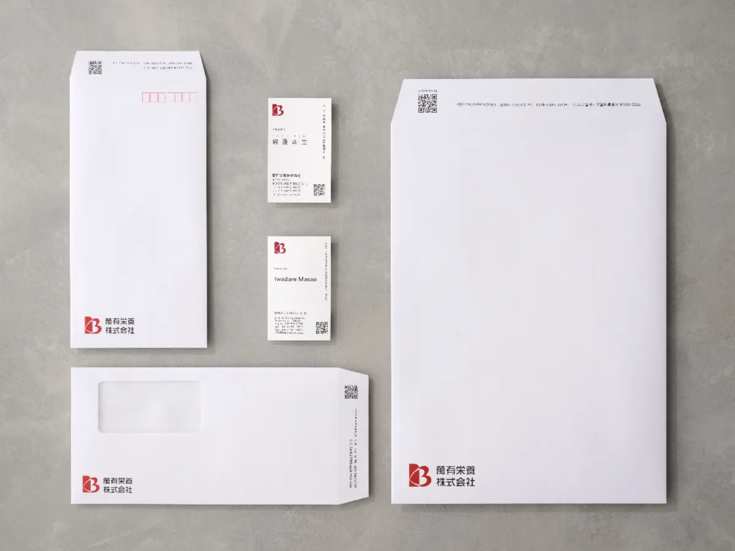 ロゴ、フォント使い、文字組がきれいに統一されています。